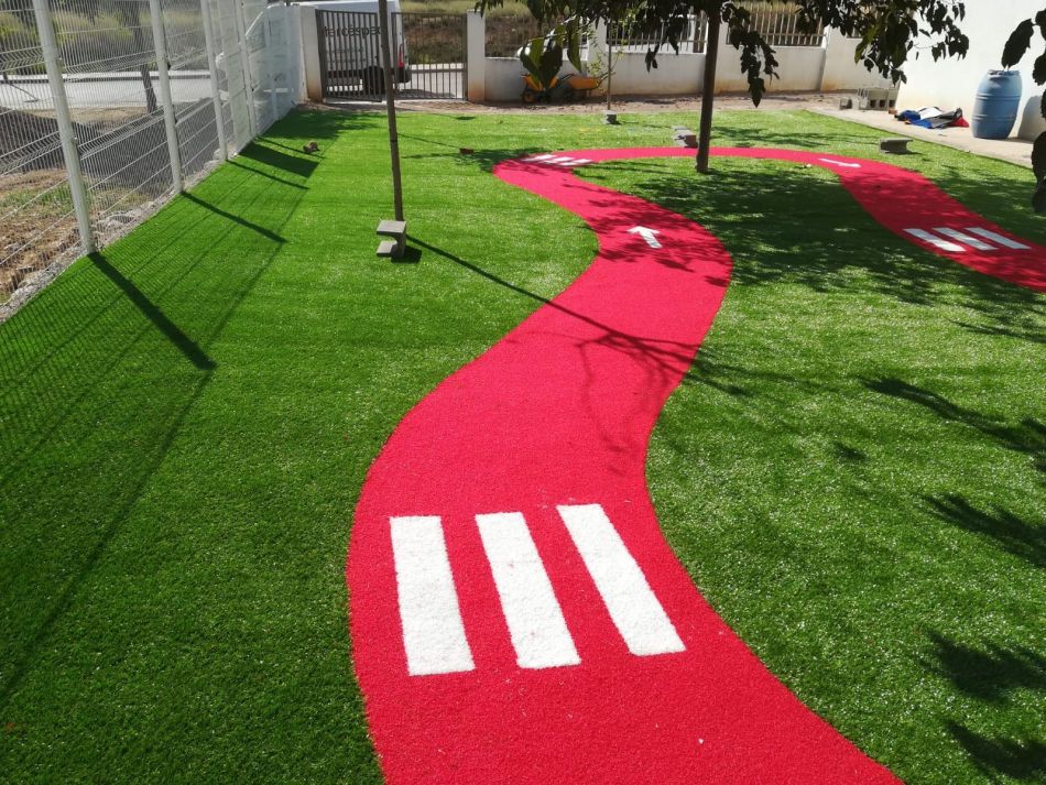 cesped artificial suelo parque infantil - Cómo Instalar Césped Artificial en 12 pasos